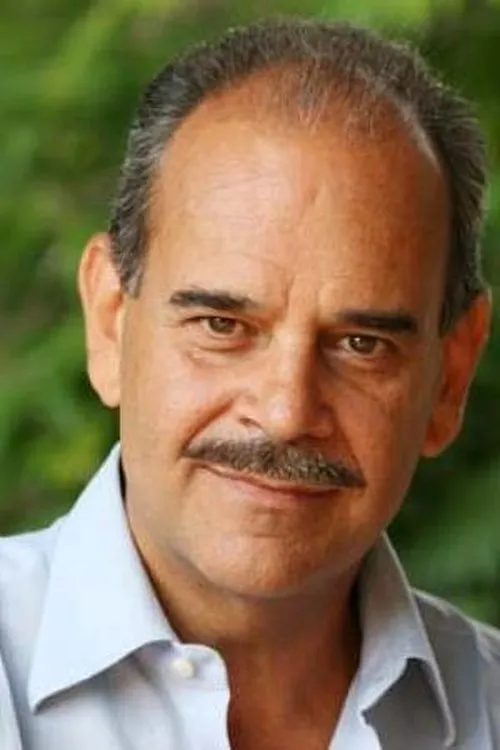 Carlo Cartier interpretando a 