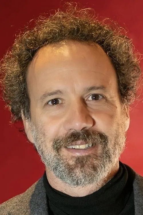 Carlo Chatrian interpretando a Self - Critique
