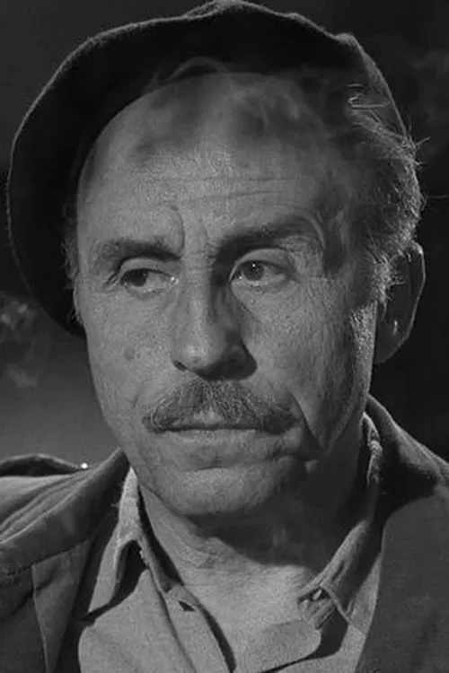 Carlo Duse interpretando a police officer