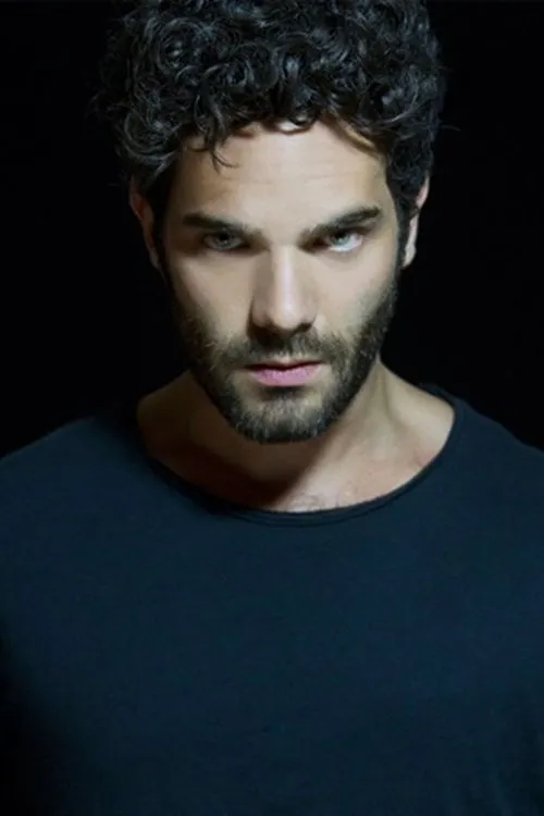 Carlos Athié interpretando a El Diablo