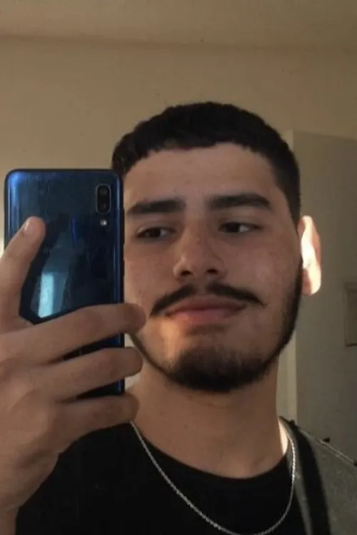 Carlos Daniel interpretando a Hélio