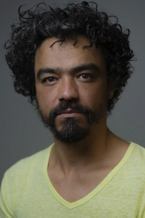 Carlos Escher interpretando a 