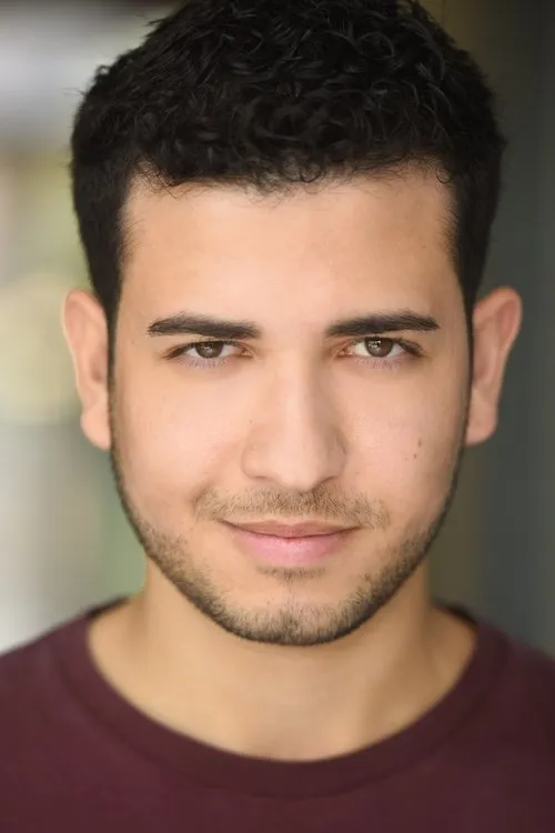 Carlos Jorge Guerrero interpretando a Hotel Clerk