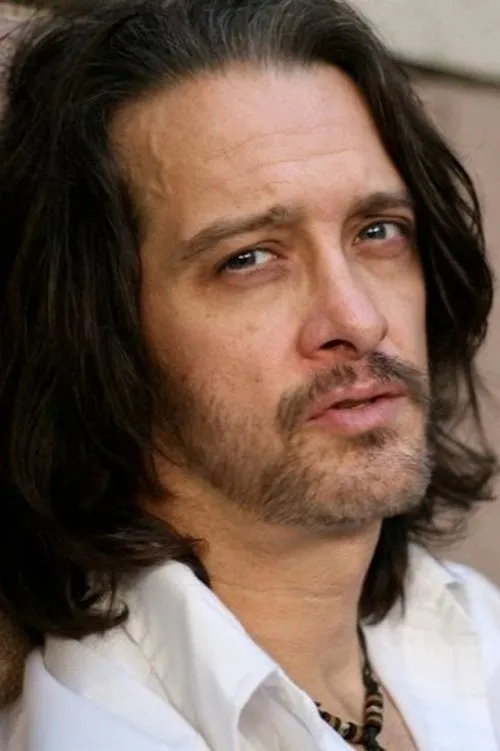 Carlos Larkin interpretando a Narrator (voice)