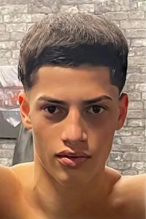 Carlos Lebron interpretando a Self