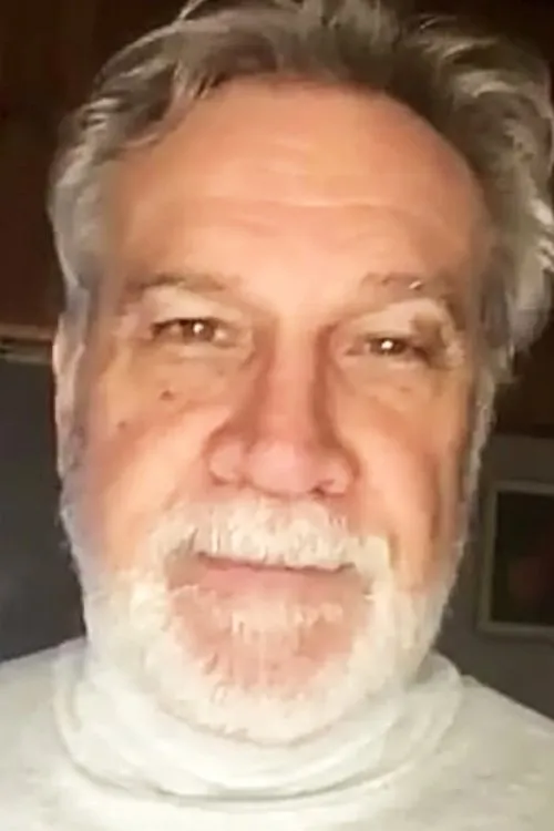 Carlos Mena interpretando a Roberto