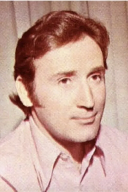 Carlos Monden interpretando a 