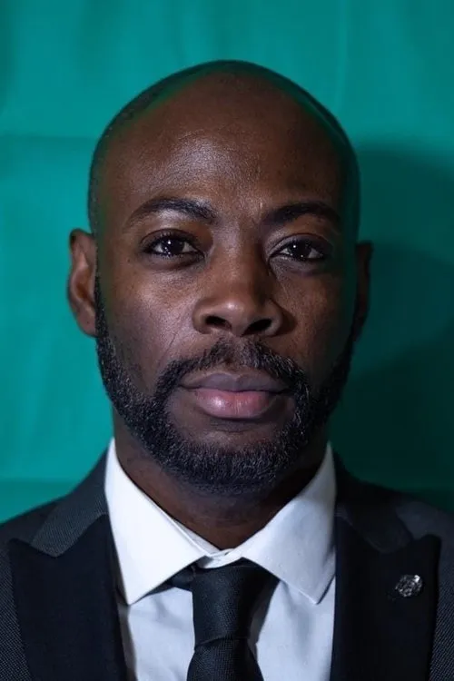 Carlos Paca interpretando a 