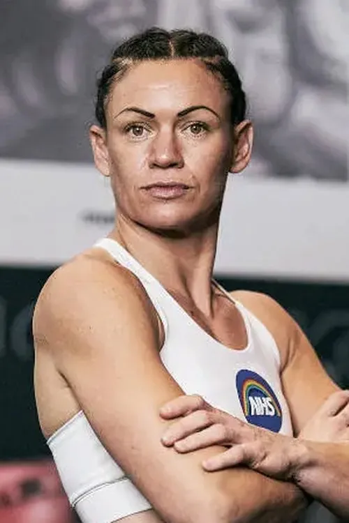 Carly Skelly interpretando a Self