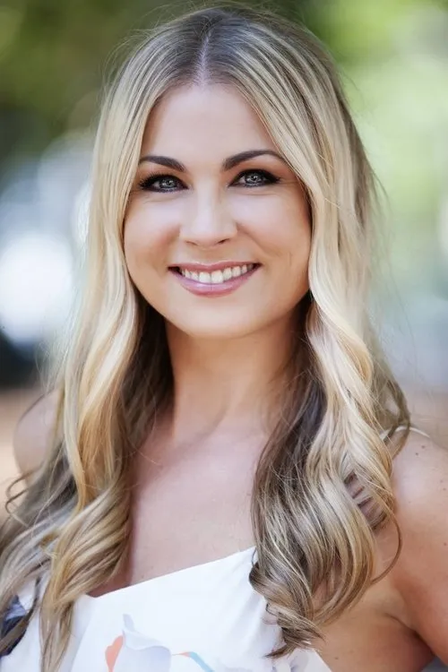 Carmel Savage interpretando a Hannah