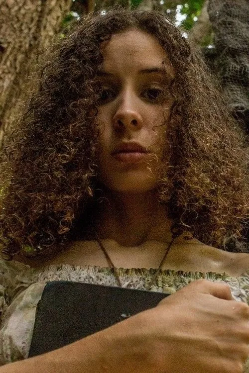 Carol Aragão interpretando a Brigitte