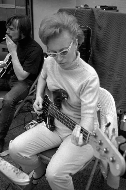 Carol Kaye interpretando a Self