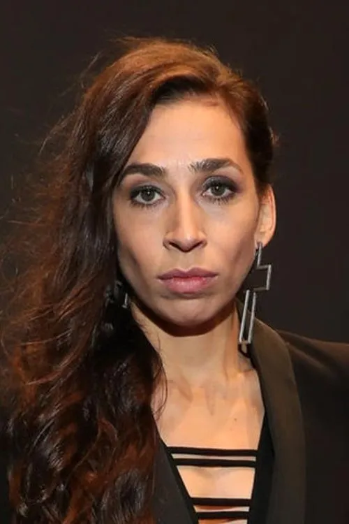 Carol Schuler interpretando a Anett