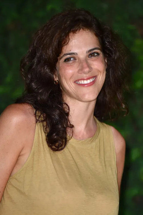 Caroline Deruas interpretando a