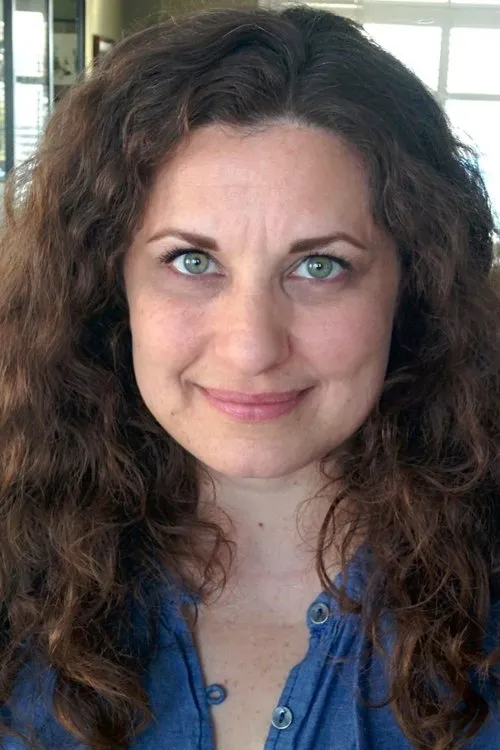 Caroline Fournier interpretando a Mom