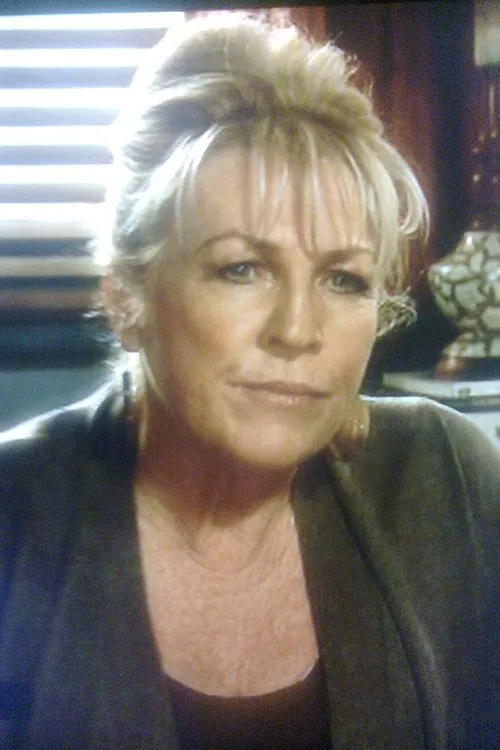 Caroline Gillmer interpretando a Hilary Moynihan