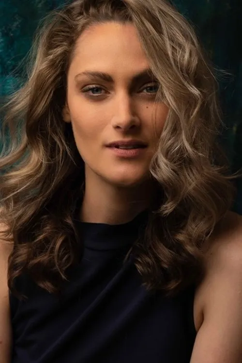 Caroline Levien interpretando a Merry