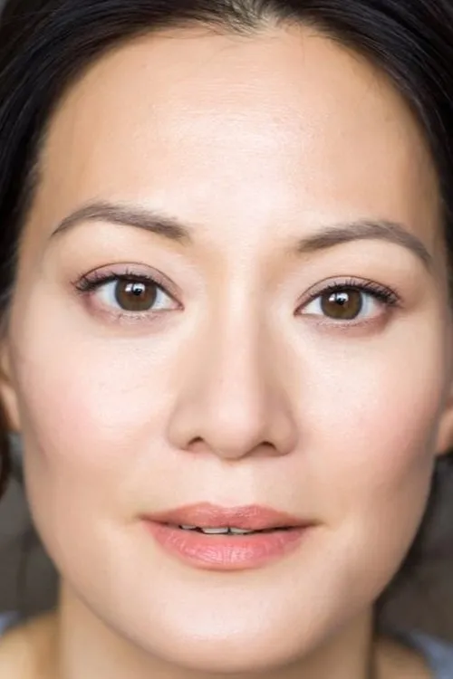 Caroline Pho interpretando a Dr. Ng