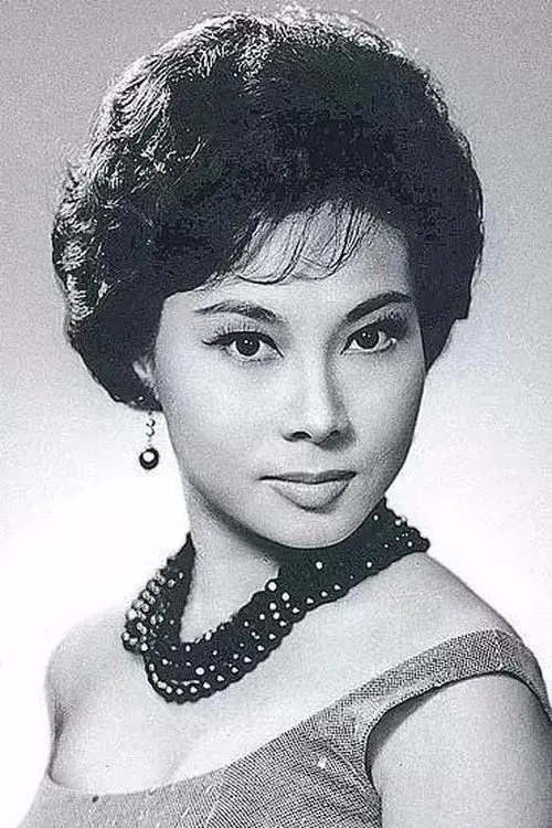 Carrie Ku Mei interpretando a Madame Kao's second daughter-in-law