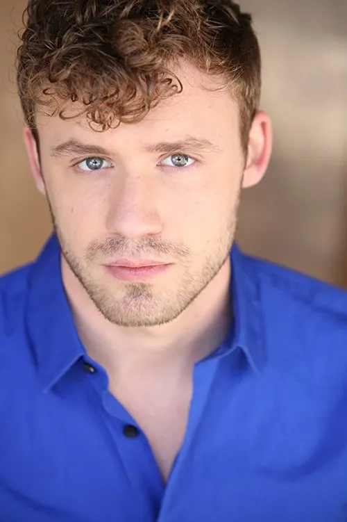 Casey Leach interpretando a Charlie