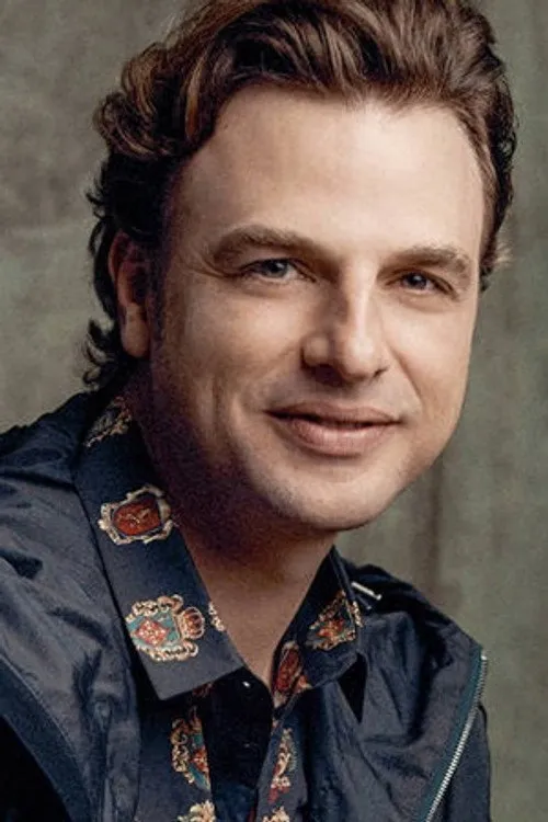 Cássio Reis interpretando a 