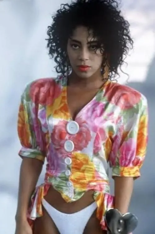 Cat Glover interpretando a Self