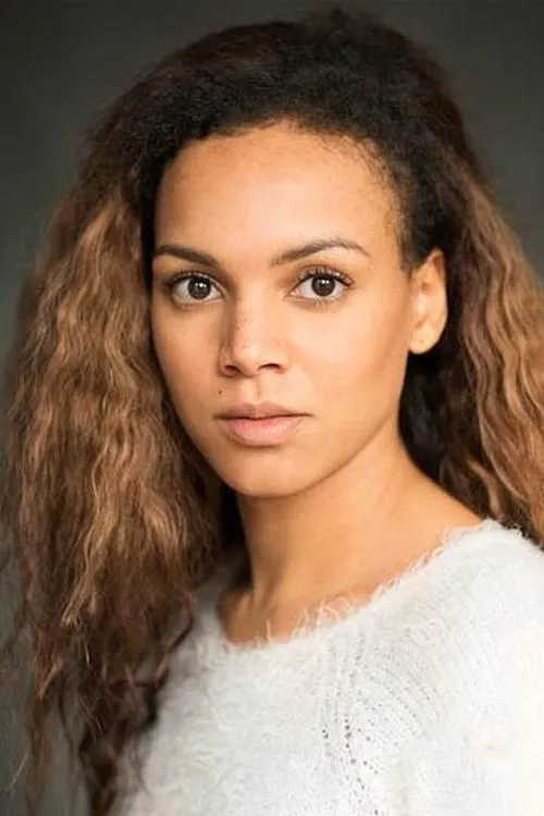 Cat White interpretando a Georgina