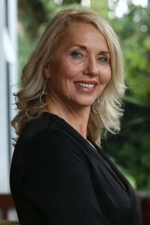 Catharine Cooke interpretando a Aunt Mathilda