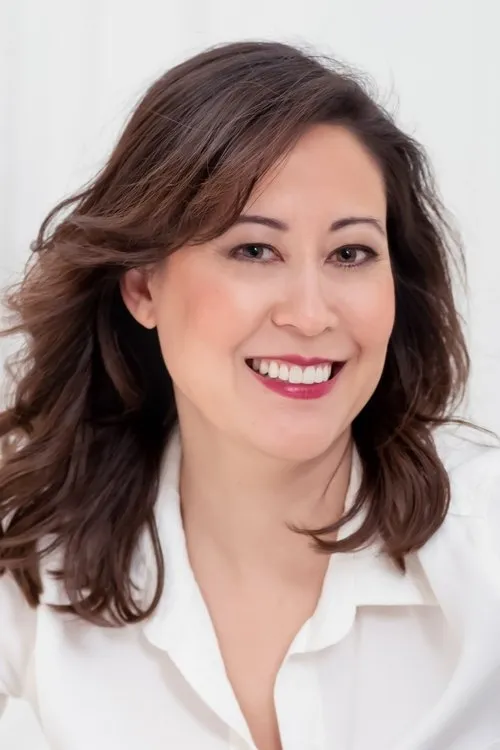 Catherine Kamei interpretando a Sarah Wagner