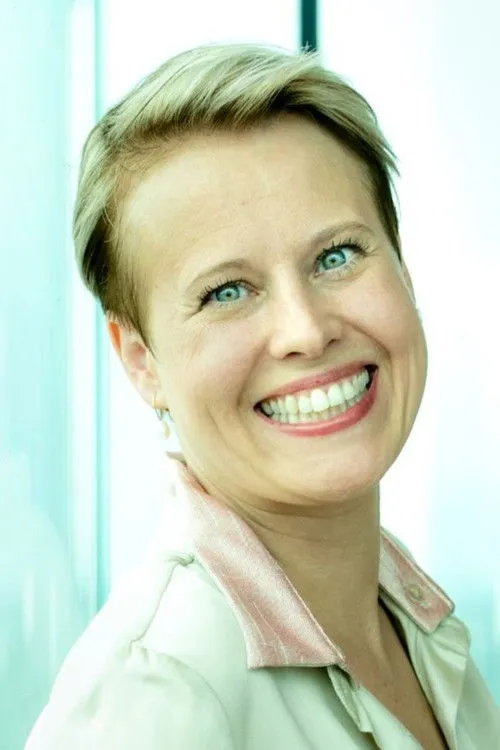 Cathérine Kools interpretando a Ellen aka Ellektra