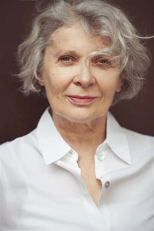 Catherine Morlot interpretando a Grandma