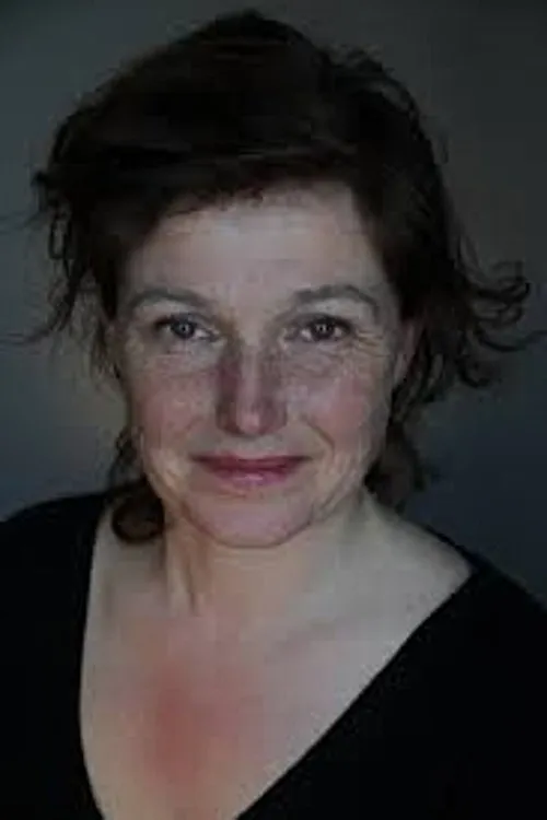 Catherine Riaux interpretando a Louise