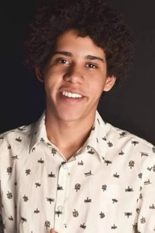 Cauê Campos interpretando a Kelson