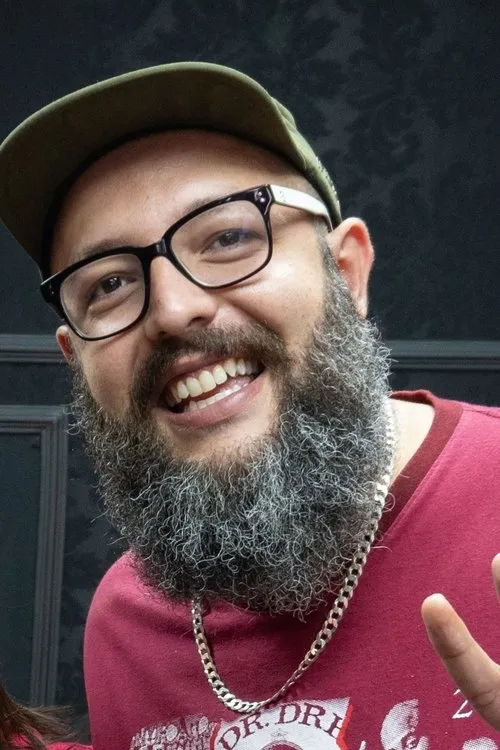 Cauê Moura interpretando a Robson