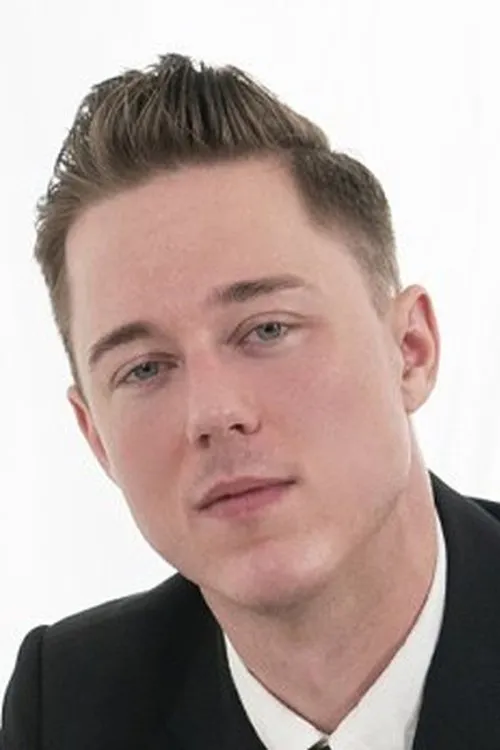 Cayden Solano interpretando a Elder Solano