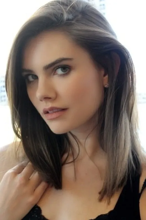 Caylie Rae Kalmbach interpretando a Lucy