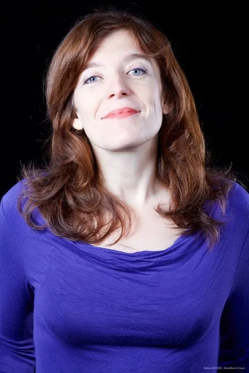 Cécile Combredet — personaje: Femme aux lunettes écailles