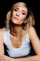 Cécile Marx interpretando a Self - Comedian