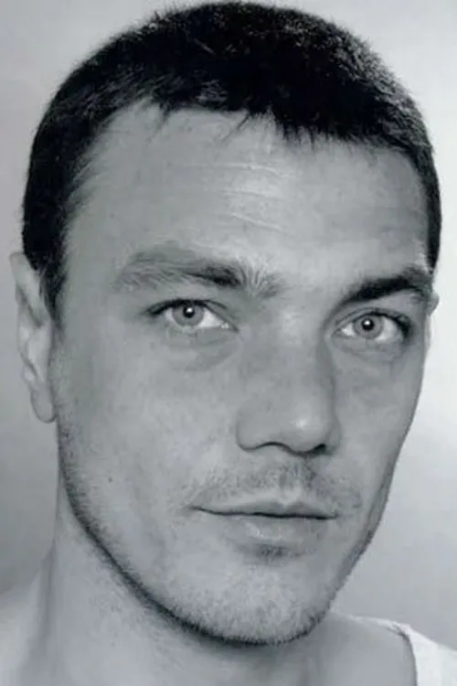 Cédric Grimoin interpretando a Paolo