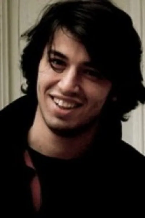 Cem Aksakal interpretando a