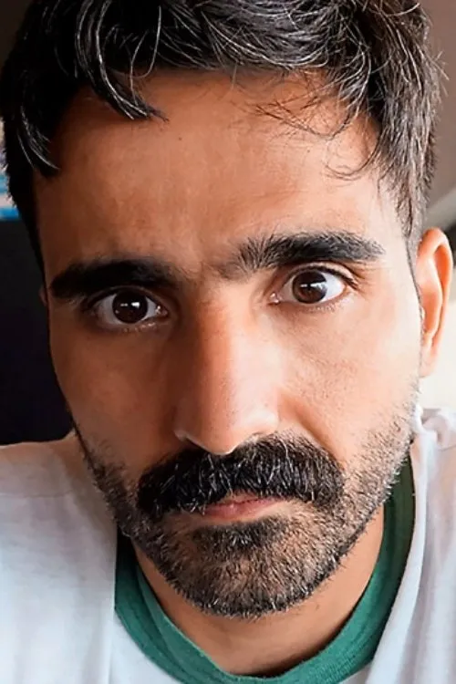 Cem Kaya interpretando a Self