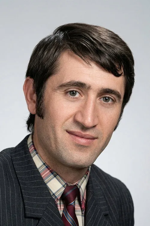 Cemal Ertokuş interpretando a Adem
