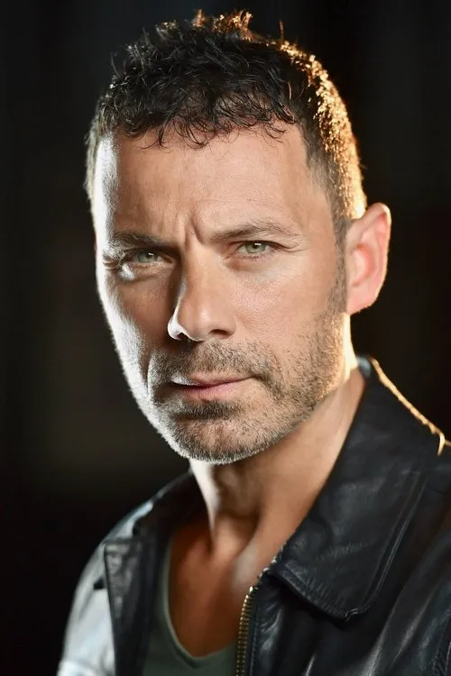 Cengiz Dervis interpretando a Mr. Gallo