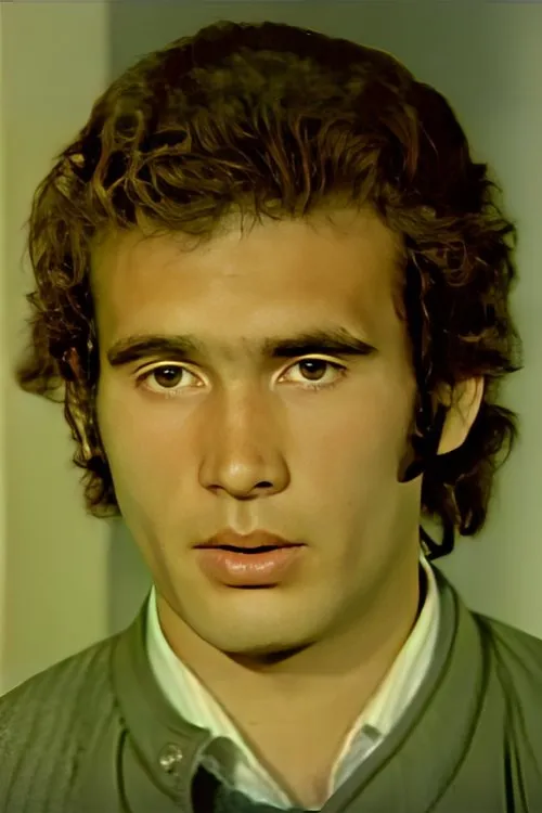 Cengiz Nezir interpretando a Mustafa