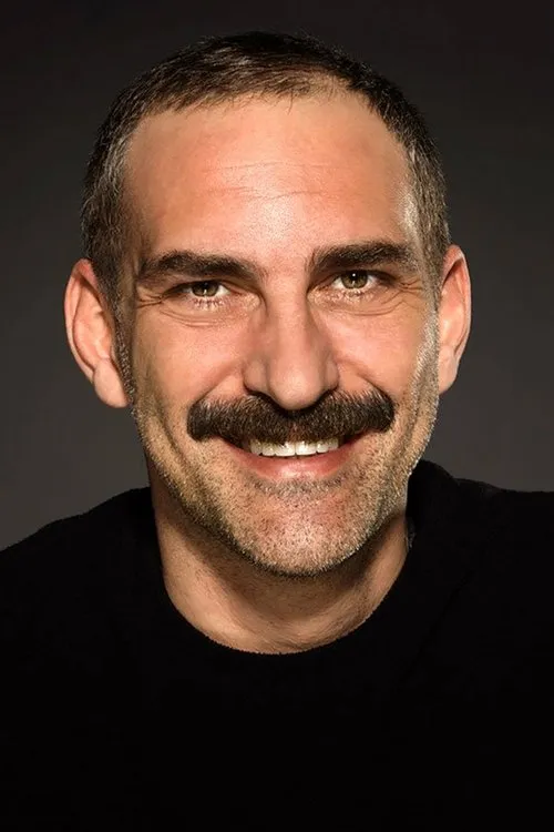 Cenk Ertan interpretando a Rifat