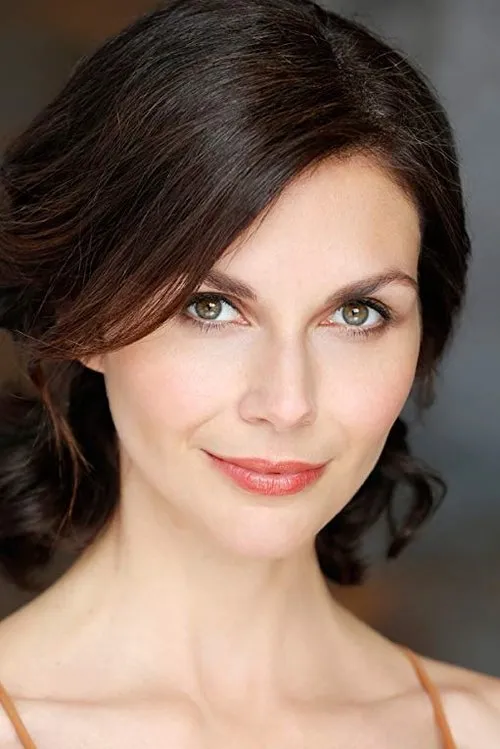 Ceri Bethan interpretando a Ms. Warner