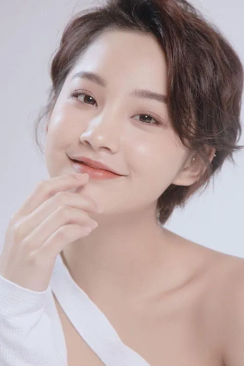 Ceri Thu Hà interpretando a 