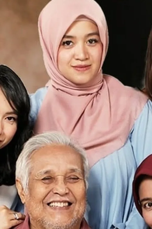 Ceria Hade interpretando a Iis