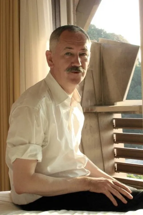 Matthew Hawkins ha trabajado con Cerith Wyn Evans en 1 ocasiones