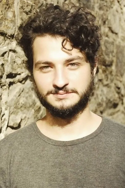 César Cardadeiro interpretando a Júlio